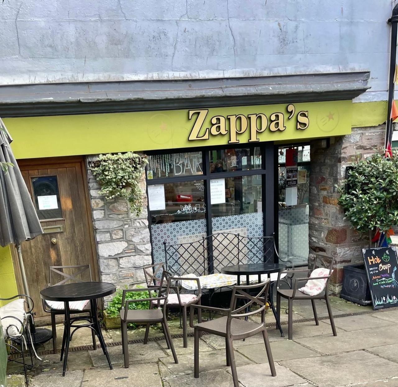 The Totnes Guest House. Upstairs At Zappa'S ภายนอก รูปภาพ