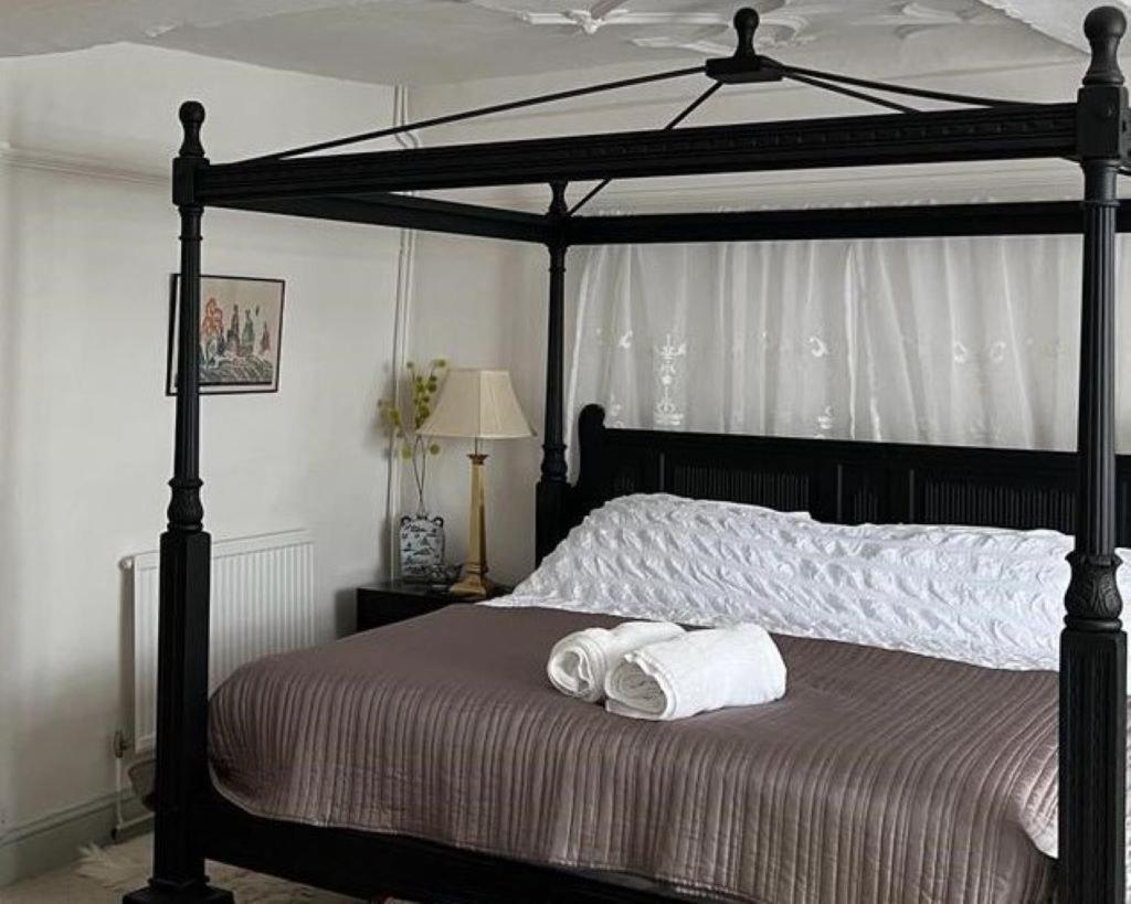 The Totnes Guest House. Upstairs At Zappa'S ภายนอก รูปภาพ